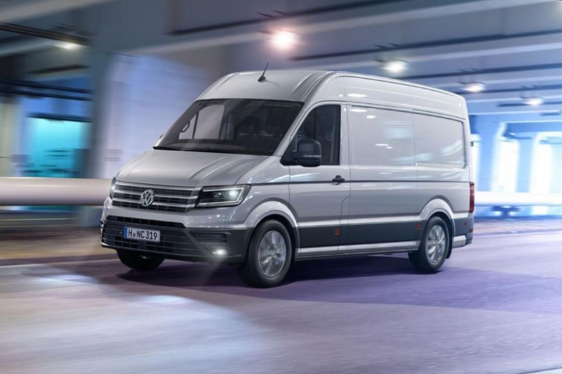 Volkswagen Crafter doi thu Ford Transit 